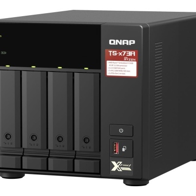 Unidade de armazenamento QNAP TS-x73A preta com cinco compartimentos e LEDs indicativos