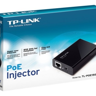 Embalagem de injetor PoE TP-LINK azul e branca com dispositivo preto e porta Ethernet