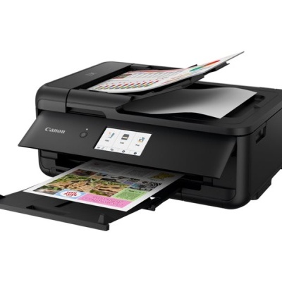 Impressora Canon preta multifunções com papel a imprimir colorido