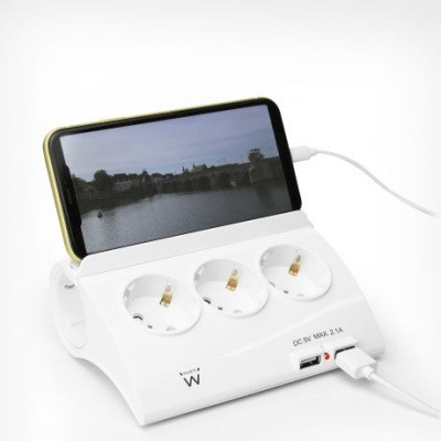 Adaptador de tomada branco com três entradas e suporte para smartphone
