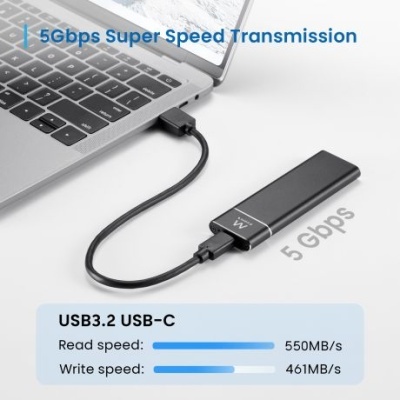 Adaptador USB 3.2 tipo C preto ligado a portátil cinzento