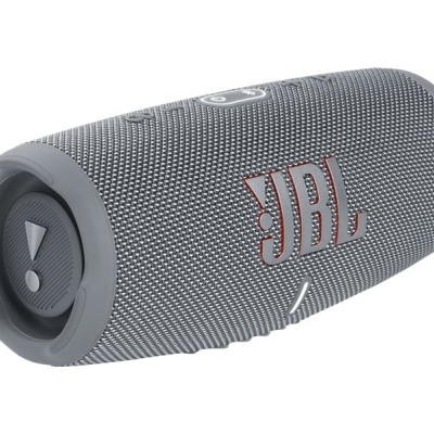 Coluna portátil JBL cinzenta com logótipo visível e textura em malha