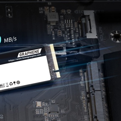 Cartão de memória TEAMGROUP MP44L SSD M.2 numa placa-mãe eletrónica preta