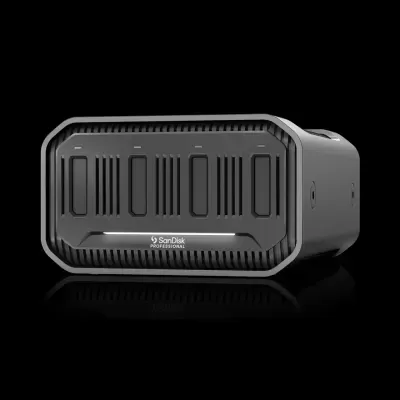 Dispositivo de armazenamento SanDisk Professional preto sobre fundo preto refletivo