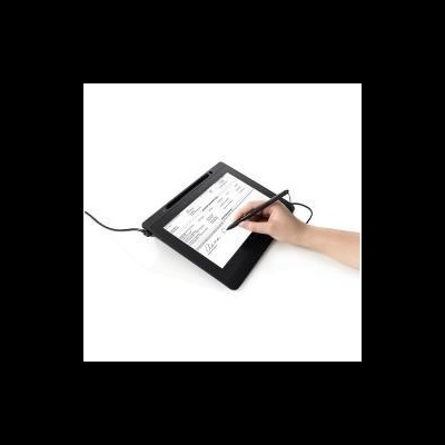 Tablet digital preto com documento e assinatura, mão segurando caneta