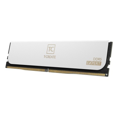 Módulo DDR5 de memória RAM branco com texto dourado