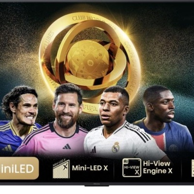 Televisor Hisense com imagem promocional do Mundial FIFA e jogadores de futebol