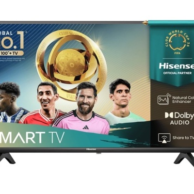 Televisor Hisense Smart TV com jogadores de futebol e troféu FIFA no ecrã