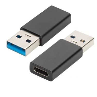 Adaptadores USB tipo A para USB tipo C com cobertura negra.