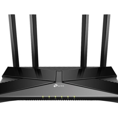 Roteador Wi-Fi preto com quatro antenas e luzes LED