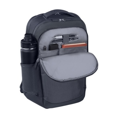 Mochila preta com bolso frontal aberto e garrafa preta no bolso lateral