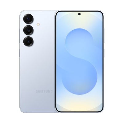 Smartphone Samsung prateado com três câmaras na traseira e ecrã frontal ligado