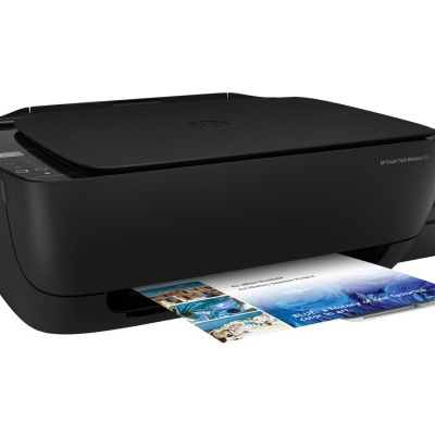 Impressora multifunções preta HP com papel colorido a sair