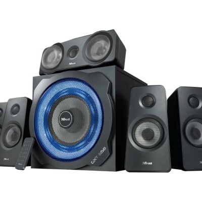 Sistema de colunas de som preto com subwoofer e comando remoto