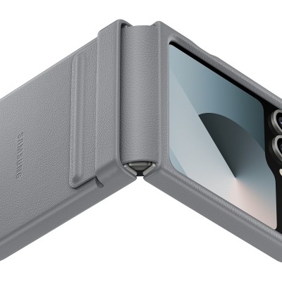 Telemóvel dobrável Samsung com capa protetora cinzenta