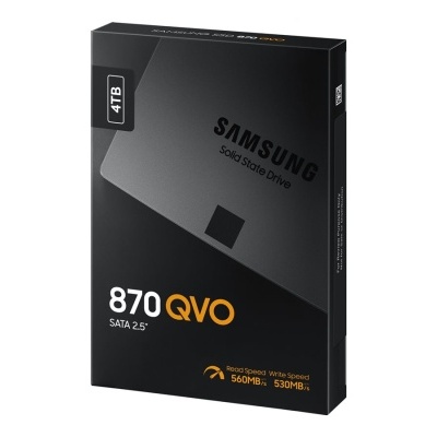 Embalagem preta da unidade SSD Samsung 870 QVO 4TB com texto branco e laranja