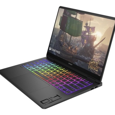 Portátil gaming preto com teclado RGB e ecrã a mostrar jogo Sea of Thieves