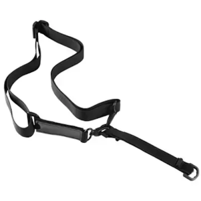 Suspensórios pretos com fivela metálica sobre fundo branco