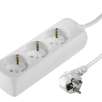 Tira de tomadas elétrica branca com três entradas e ficha plug tipo europeu.