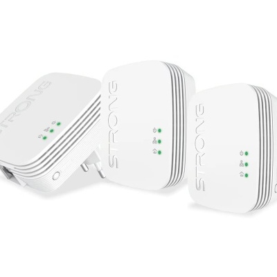 Três adaptadores de rede brancos com luzes LED verdes e logotipo STRONG