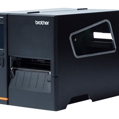 Impressora de etiquetas Brother preta com visor LCD e botões de controlo.