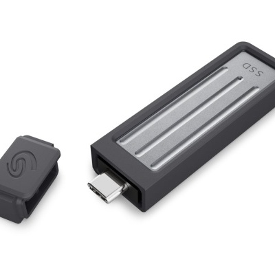 Pen drive SSD portátil com conetor USB-C e tampa preta destacável