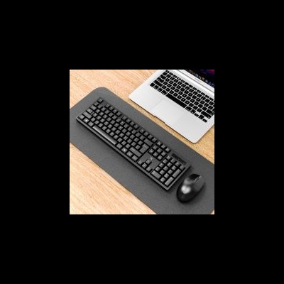 Teclado preto com rato e portátil prateado sobre mesa de madeira clara e tapete de rato preto