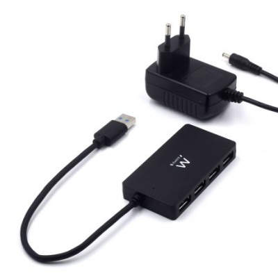 Hub USB preto com quatro portas USB e adaptador de corrente