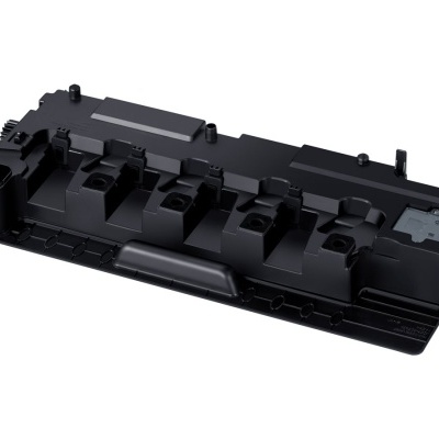 Componente eletrônico preto com várias protuberâncias e encaixes sobre fundo branco