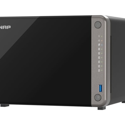 Dispositivo de armazenamento QNAP preto com painel brilhante e indicadores LED.