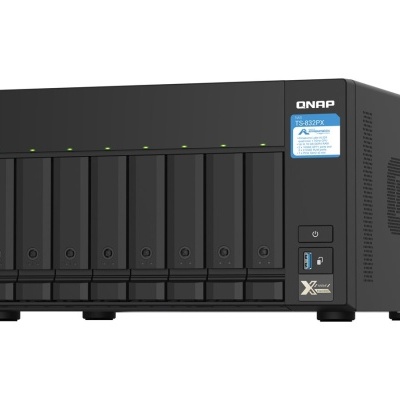 Servidor NAS QNAP TS-832X preto com oito baias e LEDs verdes