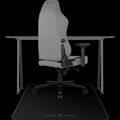 Cadeira de escritório cinza com rodas sobre tapete preto com texto em branco