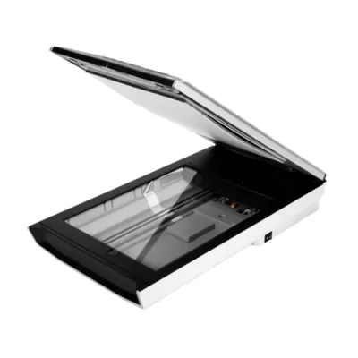 Scanner de mesa aberto com tampa prateada e base preta em fundo branco