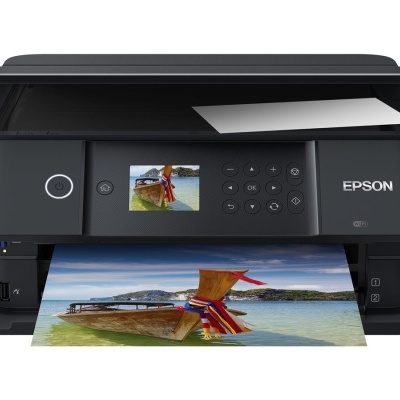 Impressora multifunções Epson preta a imprimir uma foto colorida