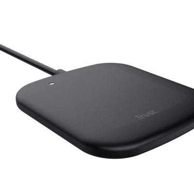 Carregador sem fios preto da marca Trust com indicador luminoso azul.