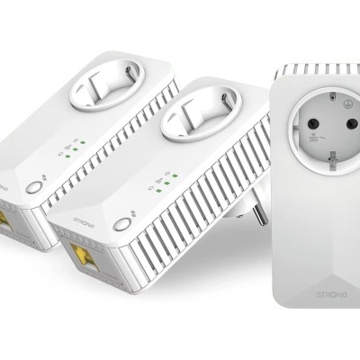 Adaptadores de tomada brancos com indicadores LED e conexão Ethernet amarela