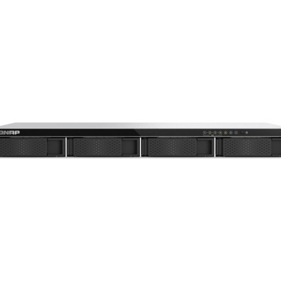 Servidor rack preto com quatro compartimentos frontais e texto QNAP