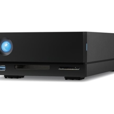 Equipamento eletrónico preto com botão azul, ranhuras para cartões e porta USB