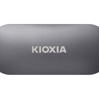 Caixa retangular cinza escuro com a palavra KIOXIA ao centro