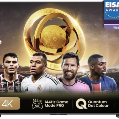 Televisor Hisense QLED 4K com imagem de jogadores de futebol em estádio