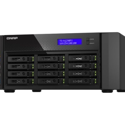 Servidor NAS preto QNAP com dez slots para discos e painel iluminado