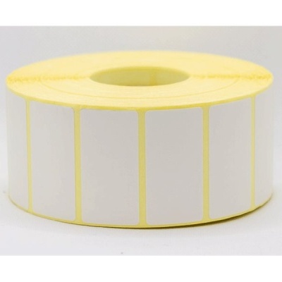 Rolo de etiquetas adesivas brancas retangulares com bordas amarelas.