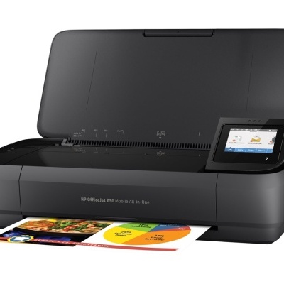 Impressora preta HP OfficeJet 250 Mobile All-in-One com ecrã colorido e papel impresso