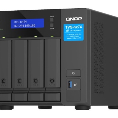 Servidor NAS QNAP TVS-hx74 preto com ecrã digital e quatro compartimentos de disco