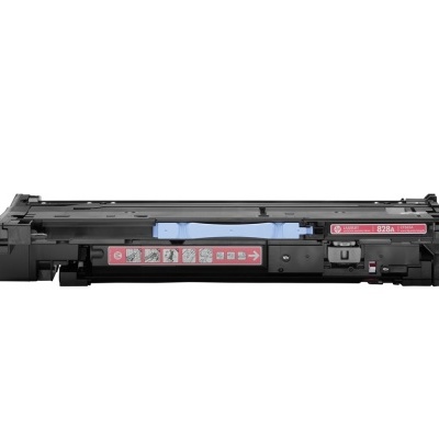 Cartucho de toner preto para impressora, plástico preto com etiquetas vermelhas e branco, fundo branco