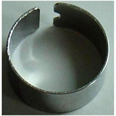 anel metálico prateado aberto com ranhura curva