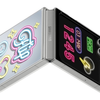 Telemóvel dobrável Samsung Z Flip com padrão de autocolantes coloridos na capa traseira