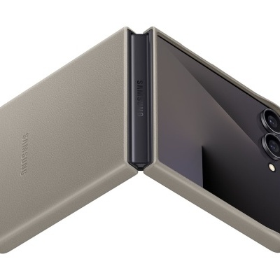 Smartphone dobrável Samsung com capa protetora cinzenta