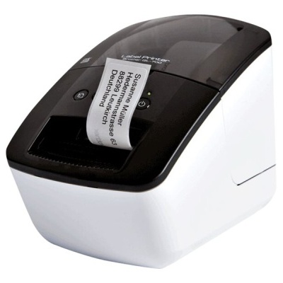 Impressora térmica de etiquetas branca e preta com etiqueta impressa