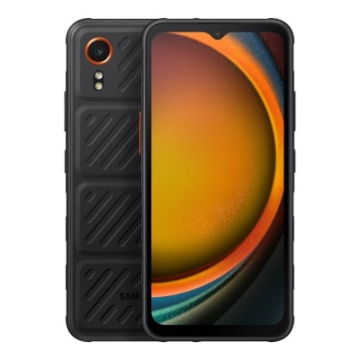 Smartphone Samsung com ecrã grande e traseira preta texturizada com padrão e lente de câmara laranja